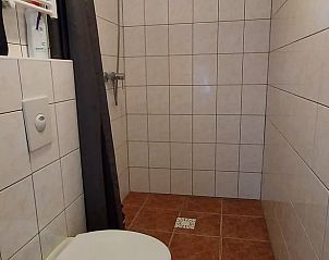 Stijlvolle badkamer in Vakantiehuis in Boijl, Friese bossen met inloopdouche.