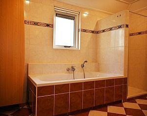 Luxe badkamer met ligbad in Vakantiehuis in Boijl, omgeven door de natuur van de Friese bossen, Friesland.