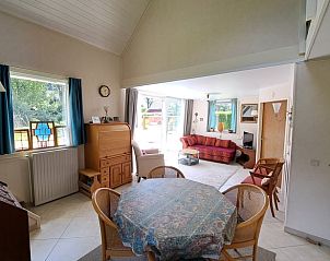 Gezellige binnenruimte van Vakantiehuis in Boijl met eethoek en comfortabele zithoek.