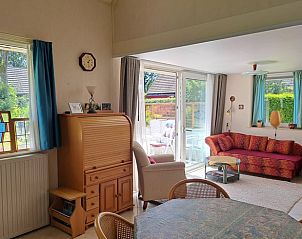 Lichte woonkamer in Vakantiehuis in Boijl met uitzicht op de tuin in Friesland.