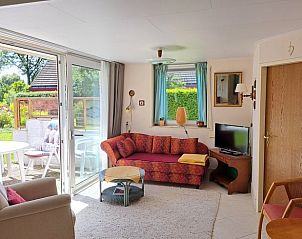 Comfortabele zithoek in Vakantiehuis in Boijl, ideaal voor ontspanning in de Friese bossen.