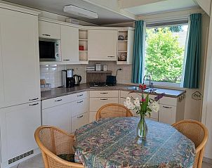 Moderne keuken in Vakantiehuis in Boijl, Friesland met eethoek en uitzicht op de tuin.