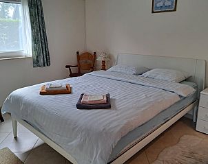 Slaapkamer in Vakantiehuis in Boijl met comfortabel tweepersoonsbed en frisse lakens.