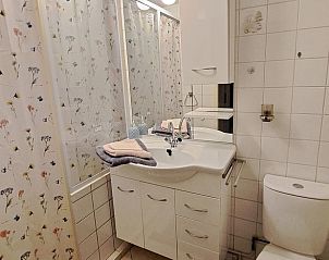 Badkamer in Vakantiehuis in Boijl met moderne voorzieningen en frisse handdoeken.