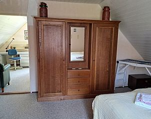 Grote kast in de zolder slaapkamer van Vakantiehuis in Boijl, veel opbergruimte.