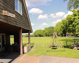 Huisje in Boijl, vakantieaccommodatie in Friesland, biedt prachtig uitzicht op groene velden en speeltuin.