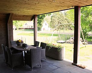 Overdekt terras van Huisje in Boijl, vakantieaccommodatie in Friesland, ideaal voor ontspanning in de natuur.