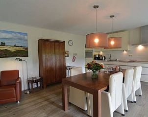 Ruime eetkamer in Huisje in Boijl, vakantiehuis in Friesland, met houten tafel en stijlvolle verlichting.