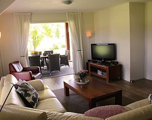 Comfortabele woonkamer in Huisje in Boijl, vakantieaccommodatie in Friese bossen, Friesland, met zithoek en tv.