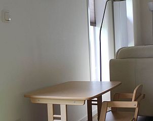 Kinderhoek in Huisje in Boijl, vakantieaccommodatie in Friese bossen, Friesland, met tafel en stoeltje.