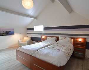 Ruime slaapkamer in Huisje in Boijl, vakantiehuis in Friesland, met comfortabele bedden en natuurlijk licht.