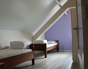 Slaapkamer met twee eenpersoonsbedden in Huisje in Boijl, vakantiehuis in Friesland, ideaal voor kinderen.