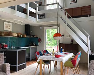 Eethoek en keuken in vakantiehuis in Boijl, Friese bossen met moderne inrichting.