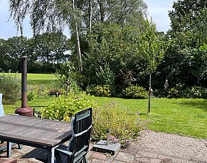 Terras van vakantiehuis in Boijl, Friesland met uitzicht op groene omgeving.