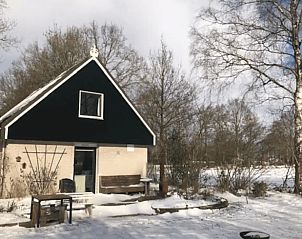 Sneeuw bedekt landschap bij vakantiehuis in Boijl, Friesland met serene uitzichten.