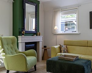 Stijlvolle woonkamer van vakantiehuis FR362 in Boijl met open haard, Friesland.