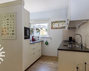 Moderne badkamer in vakantiehuis FR362 in Boijl, met elegante wastafel, Friesland.