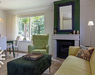 Vlinder op bloem in de tuin van vakantiehuis FR362 in Boijl, Friesland.