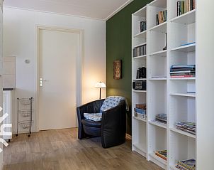 Eethoek in vakantiehuis FR362 in Boijl, met uitzicht op de tuin, Friesland.