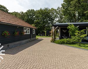 Douche in badkamer van vakantiehuis FR362 in Boijl, met moderne tegels, Friesland.