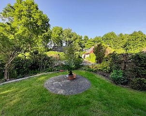 Bloeiende tuin rondom vakantiehuis FR426 in de Friese bossen, Boijl, Friesland.