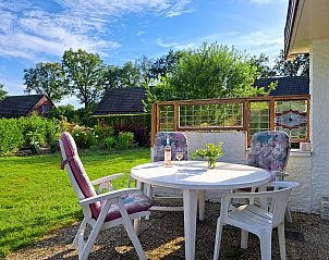Comfortabele slaapkamer in vakantiehuis FR426, Boijl, Friesland met kleurrijke gordijnen.