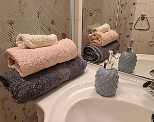 Stapel handdoeken in de badkamer van vakantiehuis FR426, Boijl, Friesland.