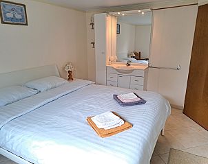 Groen park met water nabij vakantiehuis FR426 in Boijl, Friesland.