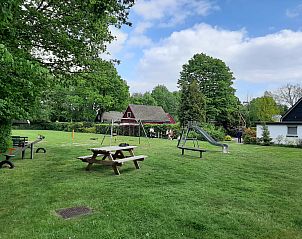 Speeltuin in groene omgeving bij vakantiehuis FR426, Boijl, Friesland.