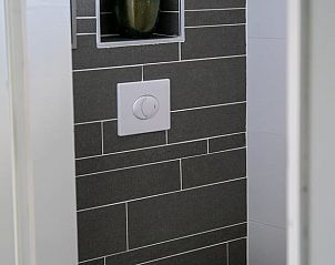 Stijlvolle details in badkamer van Vakantiehuis in Boijl, modern verblijf in Friesland.