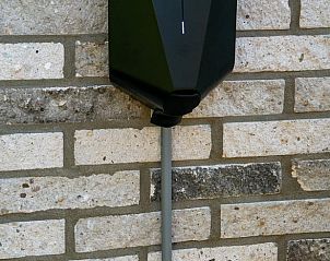 Elektrische laadpaal bij Vakantiehuis in Boijl, duurzaam verblijf in de Friese bossen.