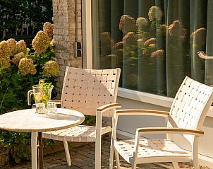 Intiem terras met zitje in Vakantiehuis in Boijl, geniet van de Friese bossen.