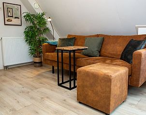 Gezellige zithoek in Vakantiehuis in Hoornsterzwaag, Friesland, met comfortabele bank.