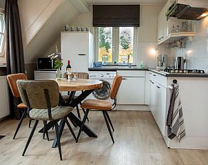 Eethoek in Vakantiehuis in Hoornsterzwaag, Friesland, met houten tafel en stoelen.