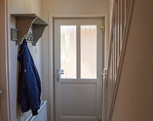 Inkomhal van Vakantiehuis in Hoornsterzwaag, Friesland, met jas aan kapstok.
