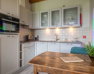 Moderne keuken in Huisje in Allingawier, ideaal voor culinaire avonturen in Friesland.