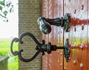 Detail van de antieke deurknop in Huisje in Allingawier, Friesland.