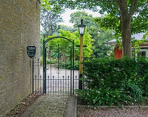Sfeervolle entree van Huisje in Allingawier met toegang tot de Friese natuur.