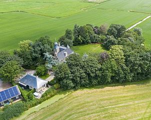 Luchtfoto van Huisje in Allingawier omringd door weelderige Friese bossen.