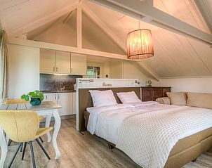 Knusse slaapkamer in Vakantiehuis in Allingawier, omgeven door Friese bossen.