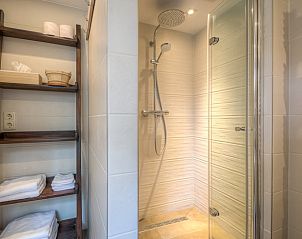 Stijlvolle douche in Vakantiehuis in Allingawier, omgeven door Friese bossen.