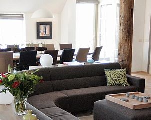 Ruime en moderne woonkamer in De Turfhoeke vakantiehuis, Gorredijk, omgeven door Friese bossen in Friesland.