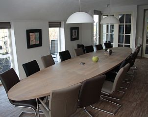 Ruime vergaderruimte in vakantiehuis De Turfhoeke, Gorredijk, Friesland met uitzicht op de Friese bossen.