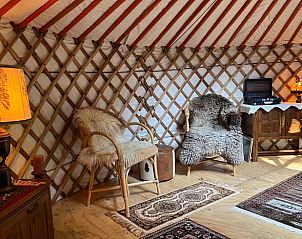 Comfortabele zithoek in de yurt van Vakantiehuisje in Ravenswoud, Friesland.
