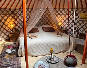 Ruime slaapkamer in de yurt van Vakantiehuisje in Ravenswoud, Friese bossen.