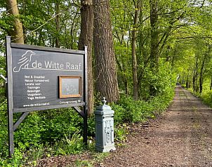 Ingang van Vakantiehuisje in Ravenswoud, omgeven door Friese bossen.