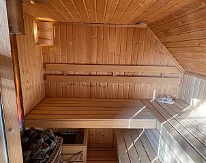 Houten sauna in Vakantiehuisje in Ravenswoud, omgeven door Friese natuur.
