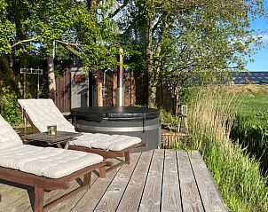 Serre met uitzicht op weilanden bij Vakantiehuisje in Ravenswoud, Friese bossen.