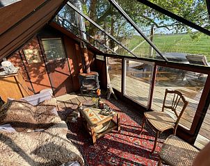 Gezellige serre met zitje in Vakantiehuisje in Ravenswoud, Friesland.