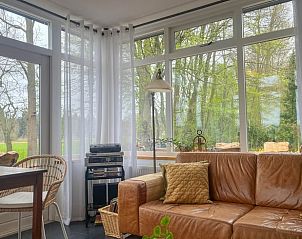 Comfortabele zithoek met prachtig uitzicht in Vakantiehuisje in Ravenswoud, Friese bossen, Friesland.